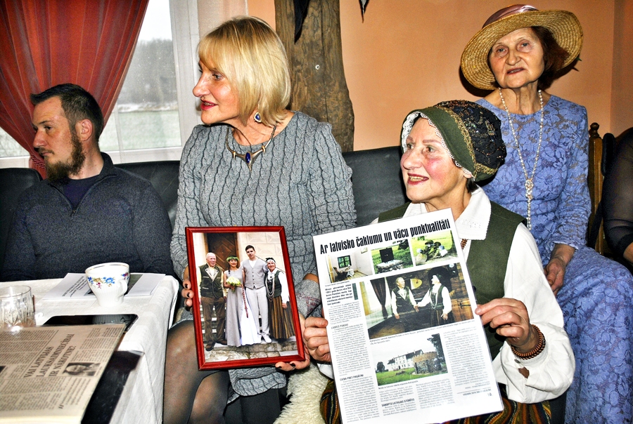 Māsas Viktorija Janševska (no labās), Valentīna Pozņaka, Veronika Jurča un ciemiņš iecavnieks Mārtiņš Lupašku.
Autors: Ruta Keiša