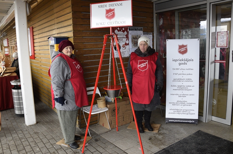 Ilga Zvejniece (no kreisās) un Juta Laurate aicina palīdzēt trūcīgajiem ļaudīm.
Autors: Ivars Bogdanovs