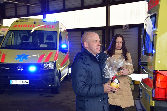 Neatliekamās medicīniskās palīdzības dienesta  Zemgales reģiona vadītājs Dmitrijs Sergejevs saņem jauno auto atslēgas.
Autors: Publicitātes foto.