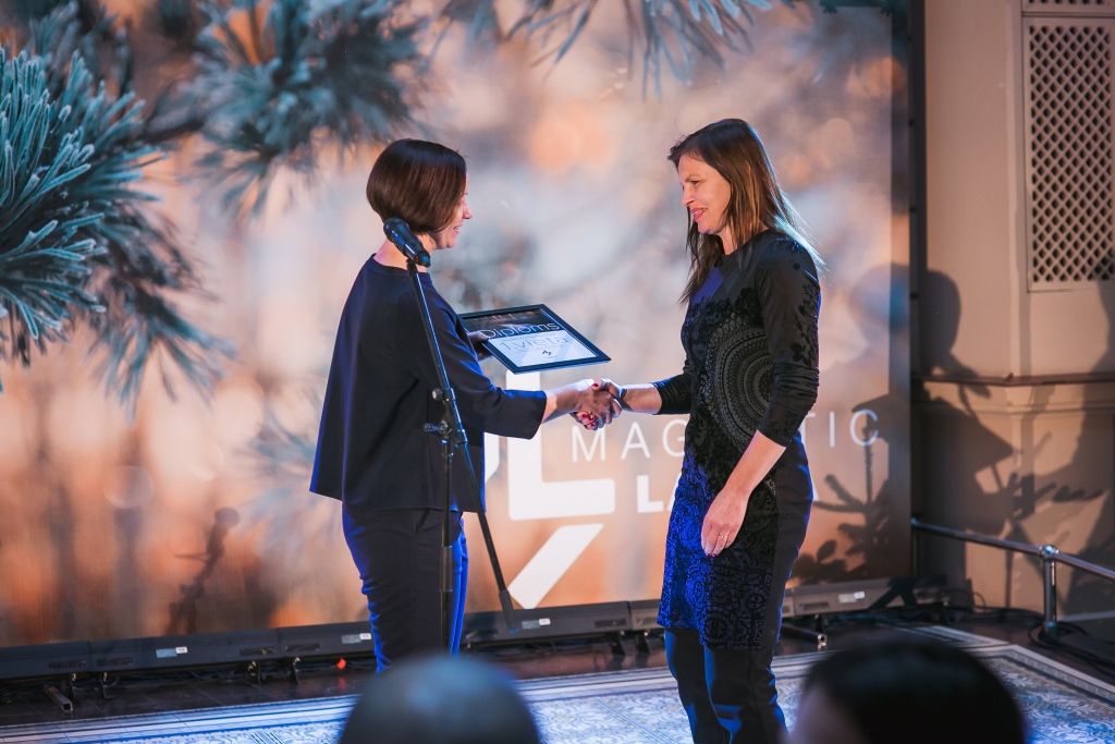 Mazmežotnes muižas Lielā kalpu māja atzīta par veiksmīgāko tūrisma produkts valstī. Balvu saņem Mazmežotnes muižas vadītāja Iveta Burkāne.
Autors: Publicitātes foto.