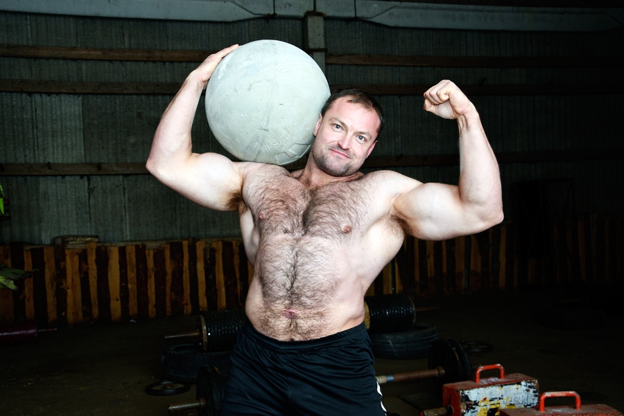 Jānis Ilgavižs uzskata – lai trenētos un sasniegtu teicamus rezultātus, spēka treniņiem nav vajadzīgs īpaši iekārtots sporta centrs.
Autors: Ivars Bogdanovs