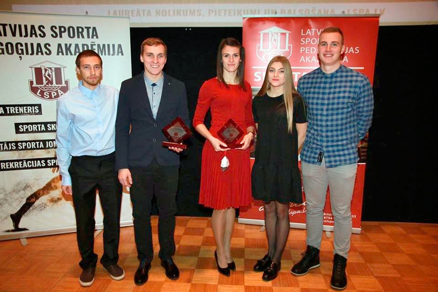 Ilona Dramačonoka (vidū) atzīta par Latvijas Sporta pedagoģijas akadēmijas Gada treneri studenti.
Autors: no personiskā albuma.