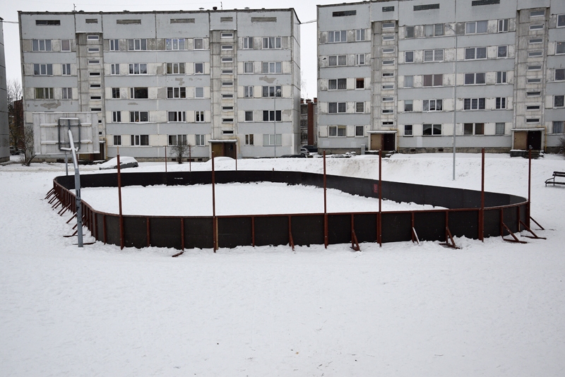 Slidotavai Vītolu ielas namu kvartālā uzliktas apmales, SIA «Kvēle» pērn ierīkojusi jaunu apgaismojumu, jo iepriekšējais spīdējis acīs un vairāk bija kā traucēklis. Mēģinājumi uzliet ledu laukumā sākušies jau pirms svētkiem, taču mainīgie laikapstākļi, kad sals mijās ar atkusni, liedza sagatavot ledus laukumu.
Autors: Ivars Bogdanovs