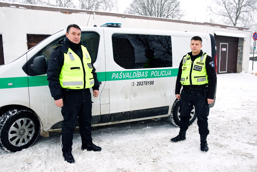 Bauskas novada pašvaldības policijas darbinieki kopš 2018. gada 1. marta ir saņēmuši pusotru tūkstoti izsaukumu. Attēlā – inspektori Andris Millers (no kreisās) un Aleksejs Kuzmins.
Autors: Ivars Bogdanovs