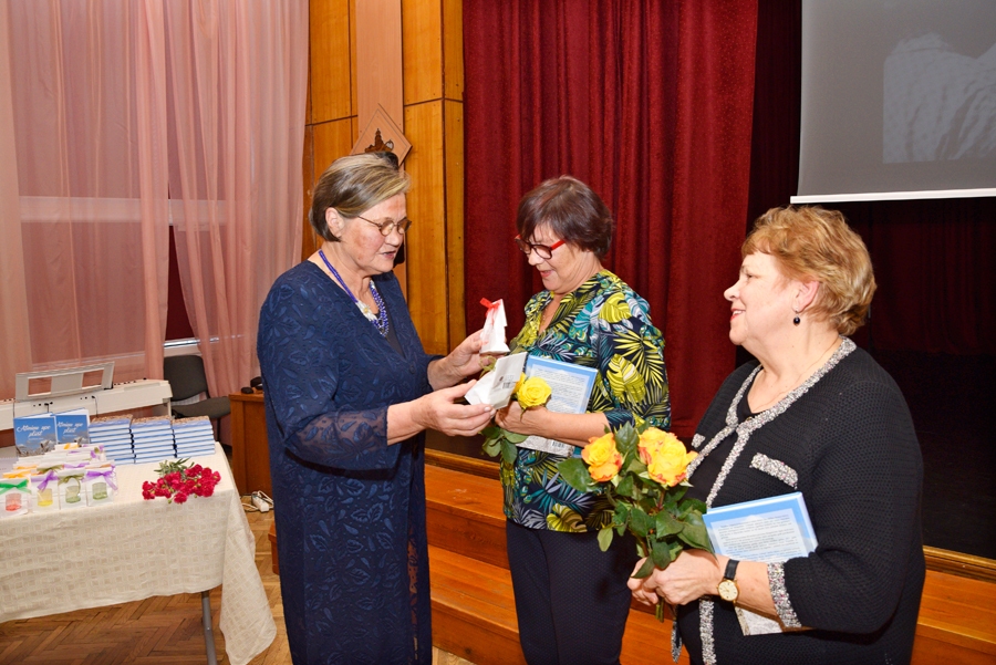 Stāstu grāmatas idejas nesēja Anna Truntika (no kreisās) sacīja daudz labu vārdu, daudzus paldies, arī rundāliešu ilggadējām mediķēm Lūcijai Volodinai un Liesmai Stankevičai.
Autors: Ivars Bogdanovs