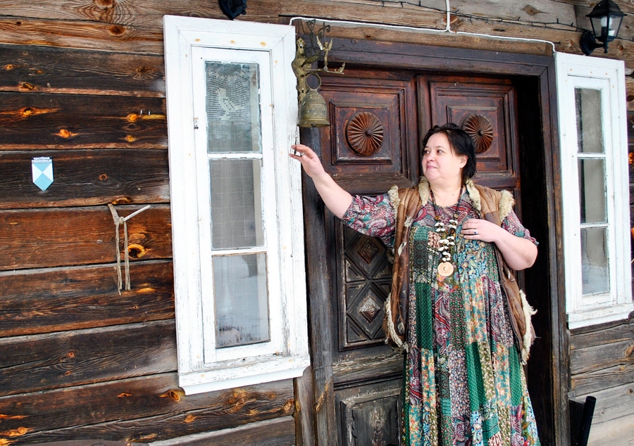 Kristīne Vallere,  «Evertu» saimniece, ieskandina zvanu pie mājas parādes durvīm.
Autors: Māris Krūmiņš