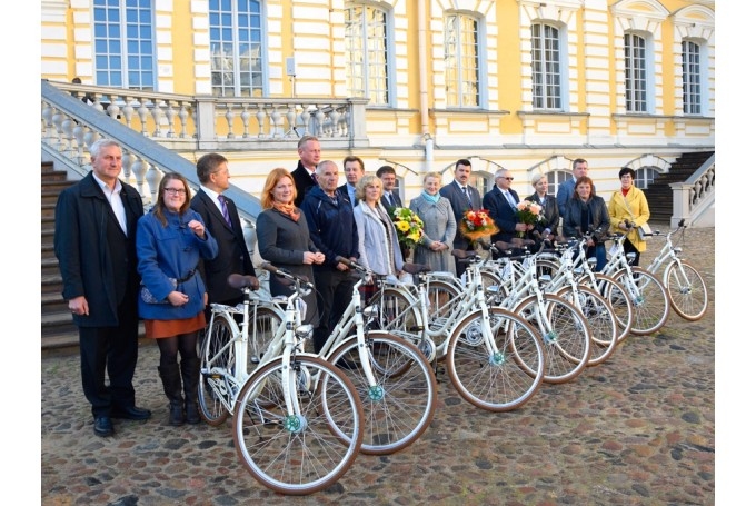 Tūrisma akcijas uzvarētājiem tradicionāli pašvaldības dāvina divriteņus.
Autors: no „Bauskas Dzīves” arhīva