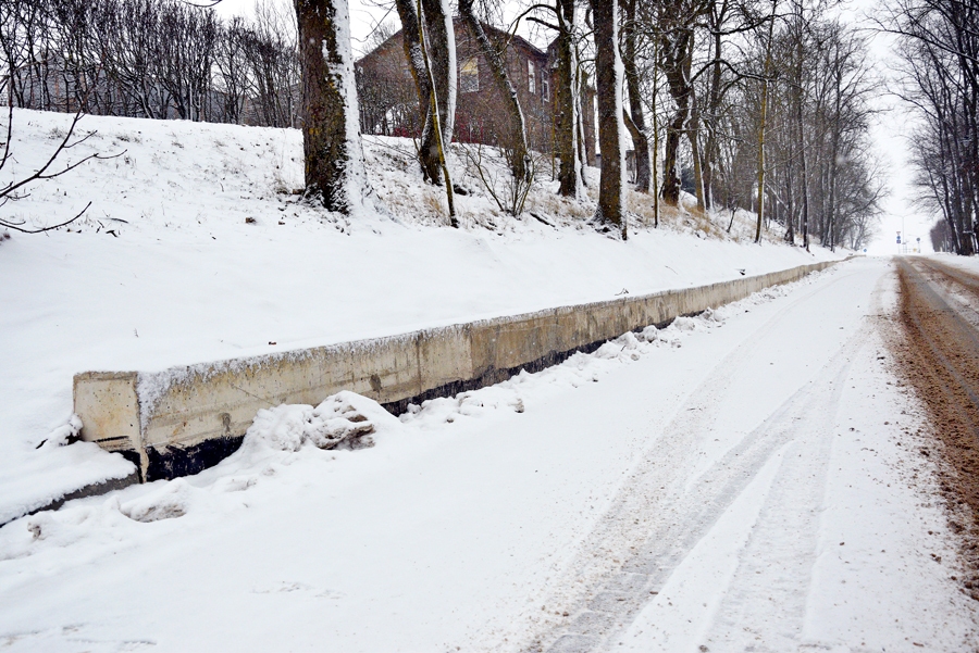 Atbalsta siena Brīvības bulvārī Bauskā arī pēc nodošanas ekspluatācijā joprojām ir tāda pati kā rudenī.
Autors: Ivars Bogdanovs