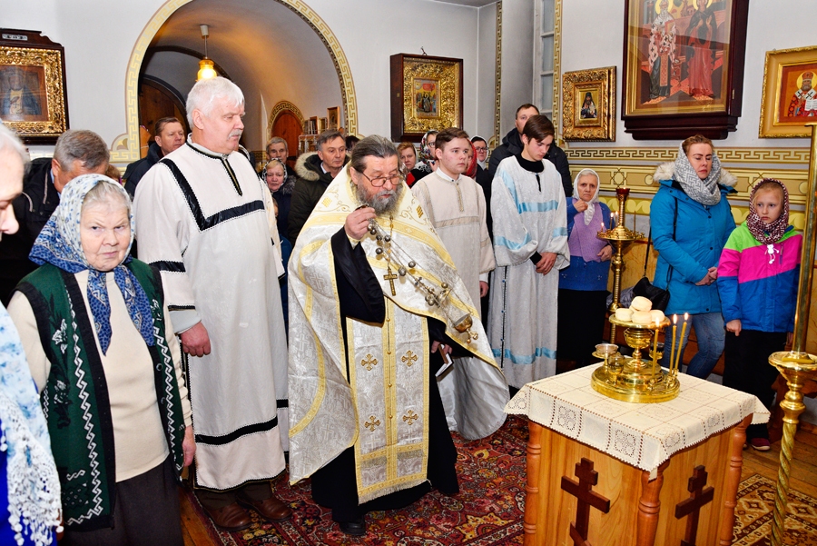 Dievkalpojums Bauskas Svētā Georgija baznīcā, vidū – tēvs Nikolajs.
Autors: Ivars Bogdanovs