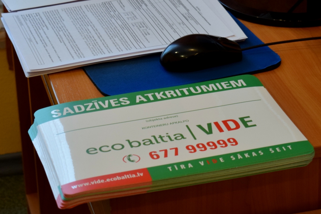 SIA «Eco Baltia vide» sadzīves atkritumu konteinerus iegādāsies no pašreizējā atkritumu apsaimniekotāja, klienti saņems jaunas konteineru uzlīmes, uz kurām būs norādīta pakalpojuma sniegšanas adrese.
Autors: Žanna Zālīte