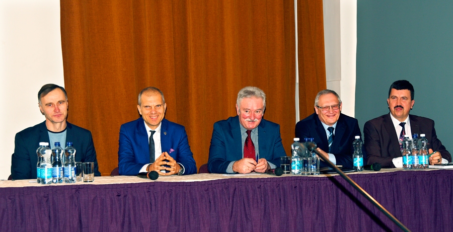 Paneļdiskusijas dalībnieki – Aivars Svarenieks (no kreisās), Aigars Rostovskis, Pēteris Salkazanovs, Aivars Okmanis un Arnolds Jātnieks.
Autors: Uldis Varnevičs