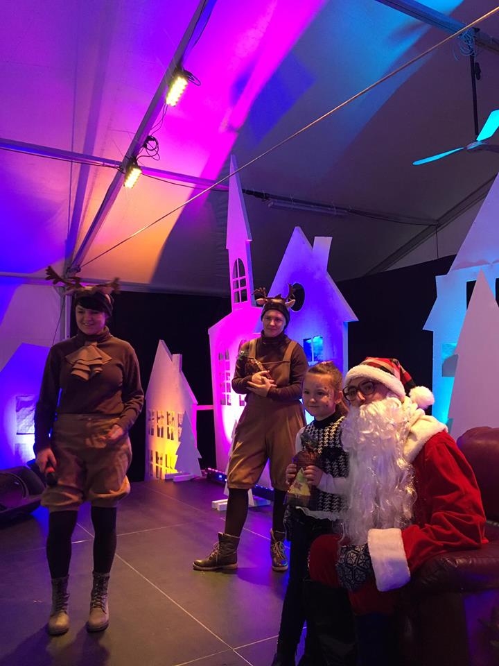 16. decembrī notikumu mājā «Baltais briedis» tika rīkots Ziemassvētku pasākums Bauskas pirmsskolas vecuma bērniem.
Autors: No albuma.