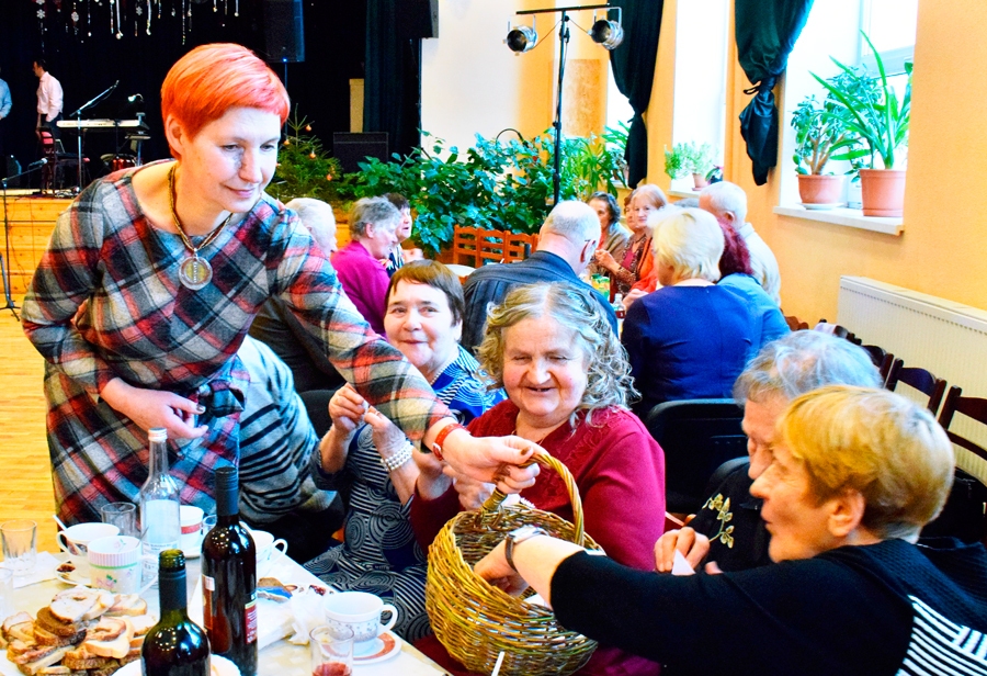 Sarmīte Ķīse, Kurmenes tautas nama vadītāja, katram deva iespēju izmēģināt veiksmi loterijā.
Autors: Žanna Zālīte