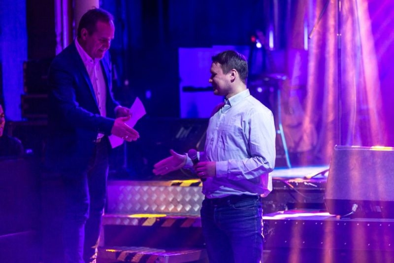 Gati Zotovu (no labās) sveic Guntars Račs.
Autors: Publicitātes foto.