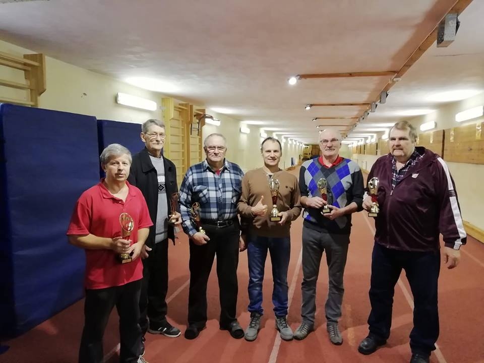 Bauskas novada novusa čempionāta seši spēcīgākie – Aldis Pavilons (no kreisās), Jānis Salna, Ringolds Kaross, Eduards Lauks, Edgars Siliņš un Vilnis Pelcers.
Autors: Inga Ūbele