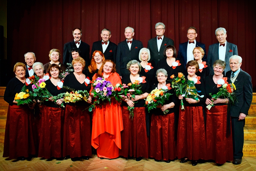 Jauktais koris «Atbalss» desmit gadu jubileju svinēja jaunos tērpos. Diriģente Iveta Kaktiņa (centrā).
Autors: Žanna Zālīte