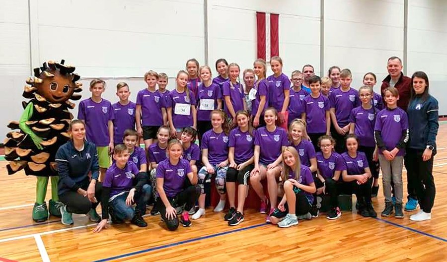 Bauskas novada U14 vecuma sportisti kopā ar treneriem.
no I. Dramačonokas albuma
Autors: Renārs Burgevics