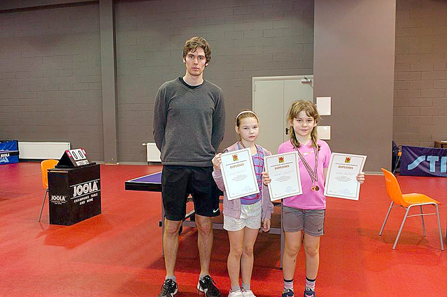 Tenisistes Elīza Kučinska (no labās) un Elīna Manavicka kopā ar treneri Aleksandru Šutku.
Autors: no A. Šutkas albuma