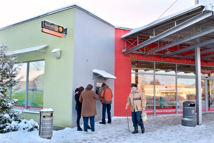 Novadā vienīgais bankomāts atrodas Vecumnieku centrā, pie SIA «Pīlādzis» veikala.
Autors: Žanna Zālīte