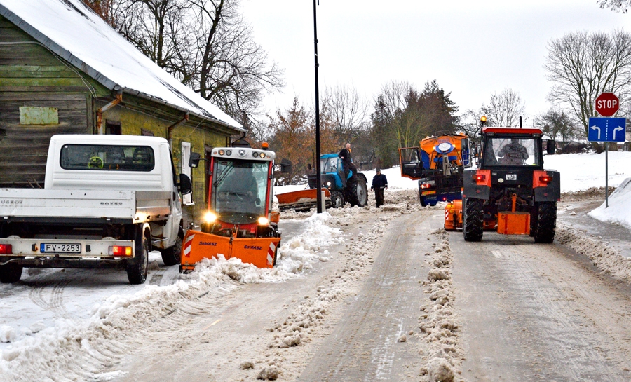 Šonedēļ SIA «Vides serviss» tehnika un sētnieku brigādes steidz attīrīt Bauskas ielas no sniega.
Autors: Ivars Bogdanovs