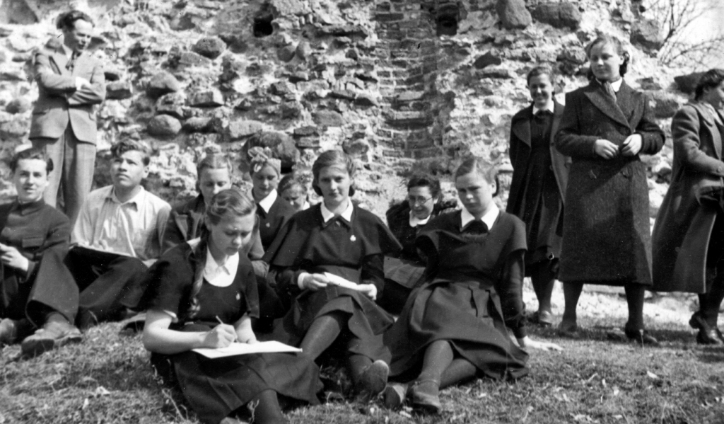 1940. gada maijs. Bauskas Valsts ģimnāzijas skolēni zīmēšanas nodarbībā Bauskas pilskalnā. Kreisajā malā pie pilsdrupu mūra stāv skolotājs Arnolds Nulītis.
Autors: no Bauskas muzeja krājuma
