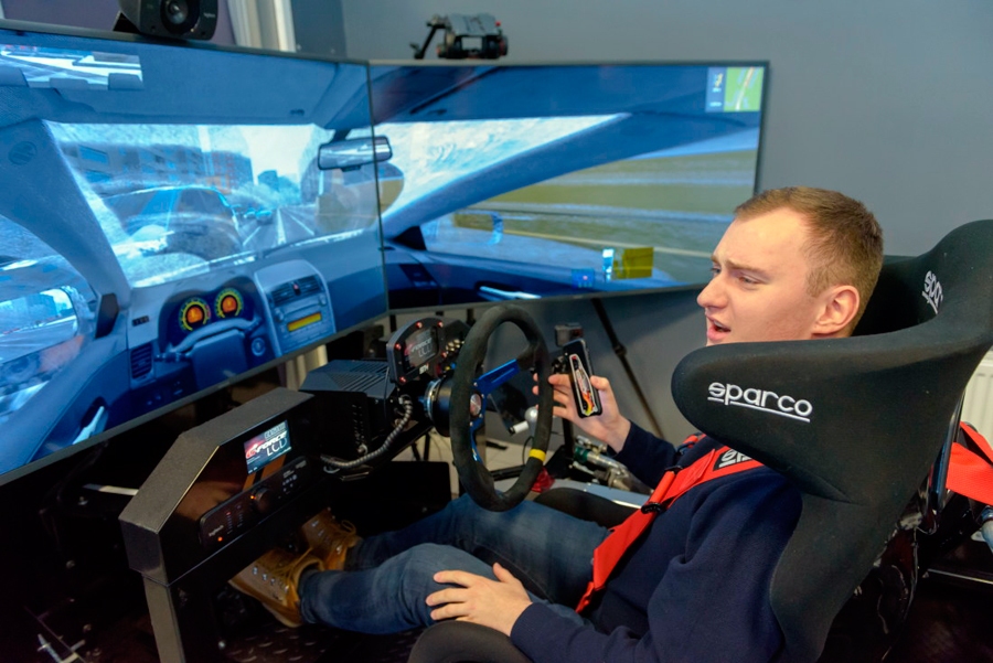 Simulatora eksperimentā. Pat Reinis Nitišs atzinis, ka vadīt auto un līdztekus lietot mobilo tālruni ir satiksmei un dzīvībai bīstami.
Autors: Kaspars Garda