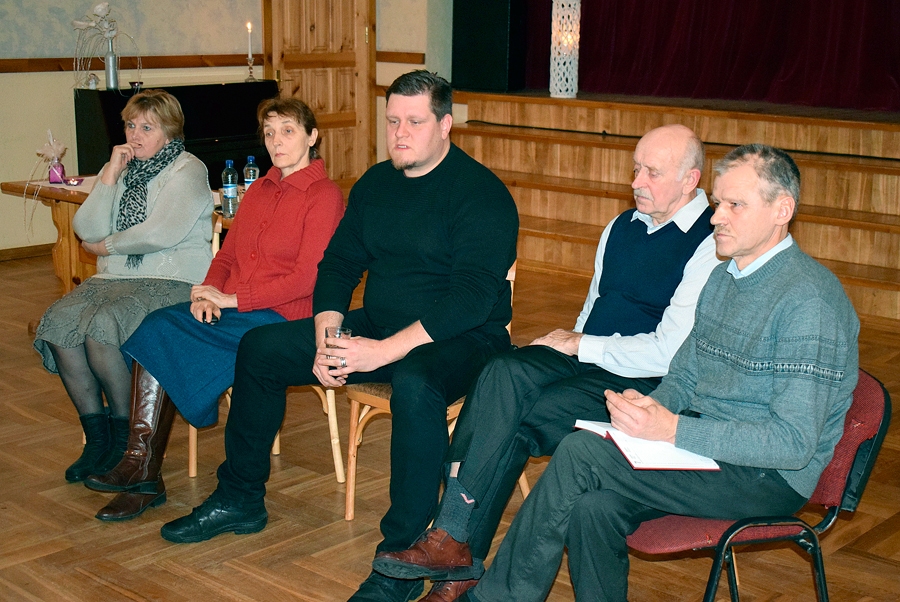 Deputāti Diāna Ruģele (no kreisās), Vēsma Petruševica, Dainis Rijkuris, Jānis Kalniņš un Mārtiņš Mediņš tikās ar iedzīvotājiem Skaistkalnē.
Autors: Žanna Zālīte