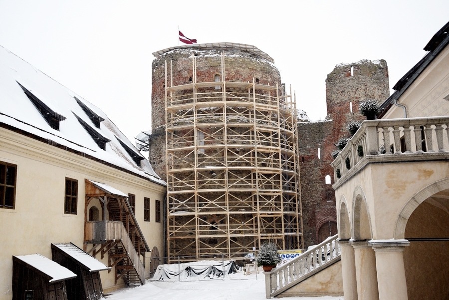 Uzsāko pārbūvi, Bauskas pilsdrupu centrālajā tornī noņemts Latvijas valsts karogs. Kopš 2018.gada augusta slēgts arī skatu laukums pilsdrupu centrālajā tornī un Livonijas ordeņpils drupu apskate.
Autors: Ivars Bogdanovs