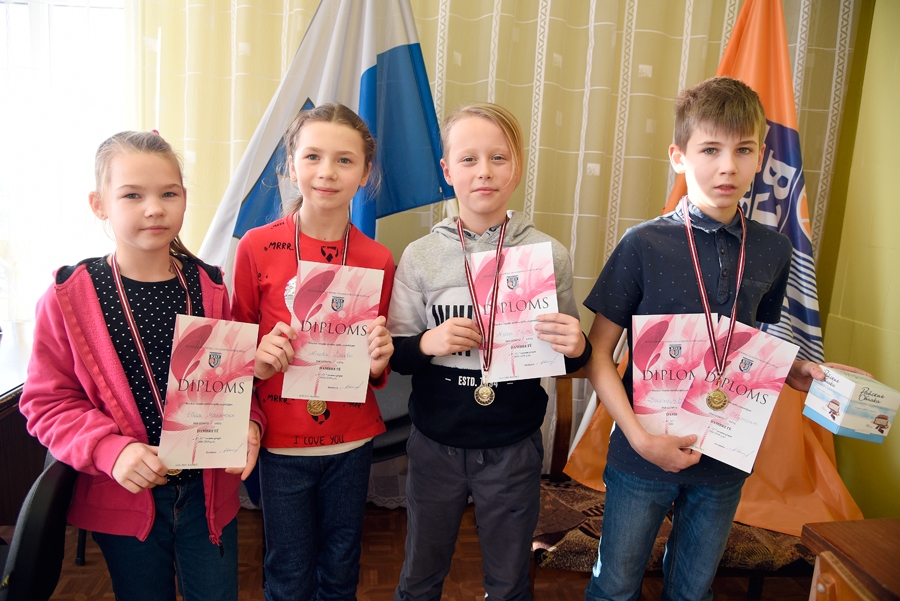 Bauskas 2. vidusskolas vienība – Elīza Manavicka (no kreisās), Nikola Šakele, Niks Ēķis un Jurģis Stīpnieks.
Autors: Uldis Varnevičs