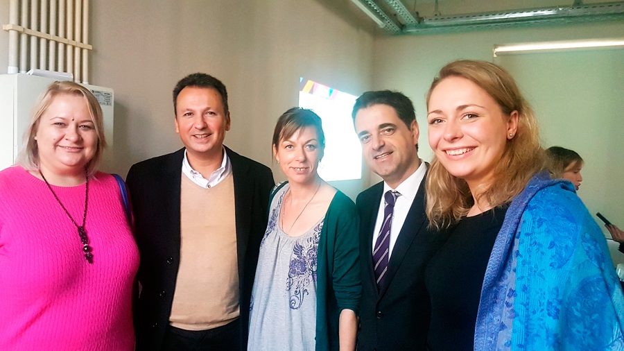 Bragas pilsētā uzņemts grupas foto – Līva Kalniņa (no kreisās), Portugāles Nacionālās jauniešu aģentūras direktors Luiss Alvess, Brocēnu novada pašvaldības jauniešu centra «Kopā» vadītāja Egita Eversone, Bragas pilsētas mērs Rikardo Rio un Aizputes jauniešu centra «Ideju māja» vadītāja Ance Tīmane.
Autors: no Līvas Kalniņas albuma