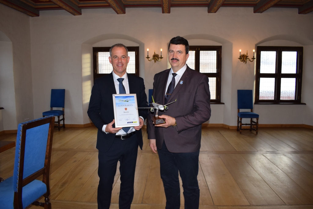 Nacionālās lidsabiedrības «airBaltic» izpilddirektors Martins Gauss Bauskas Rātsnamā tikās ar novada domes priekšsēdētāju Arnoldu Jātnieku.
Autors: Publicitātes foto.