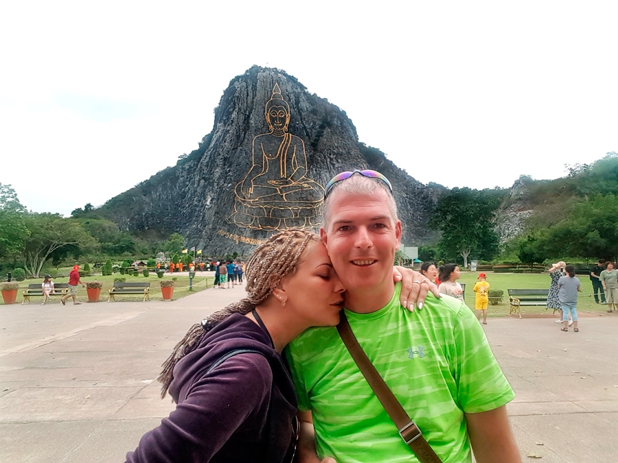 Pie slavenā Pataijas zelta Budas, kurš ar zelta plāksnītēm izveidots klintī.
Autors: no V. Buka albuma