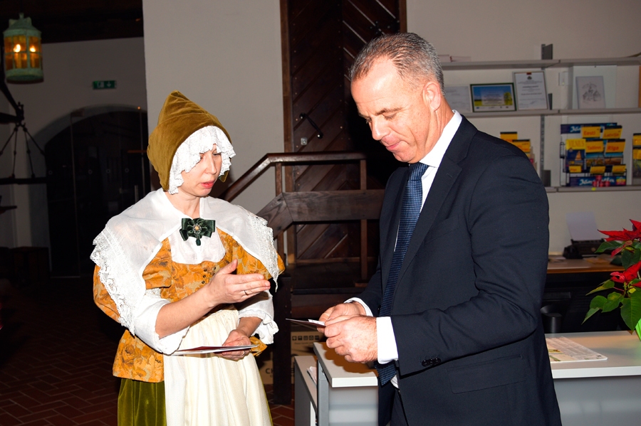 Inese Turkupole-Zilpure iepazīstina Martinu Gausu ar ekspozīciju «Sver un mēri Bauskā».
Autors: Uldis Varnevičs