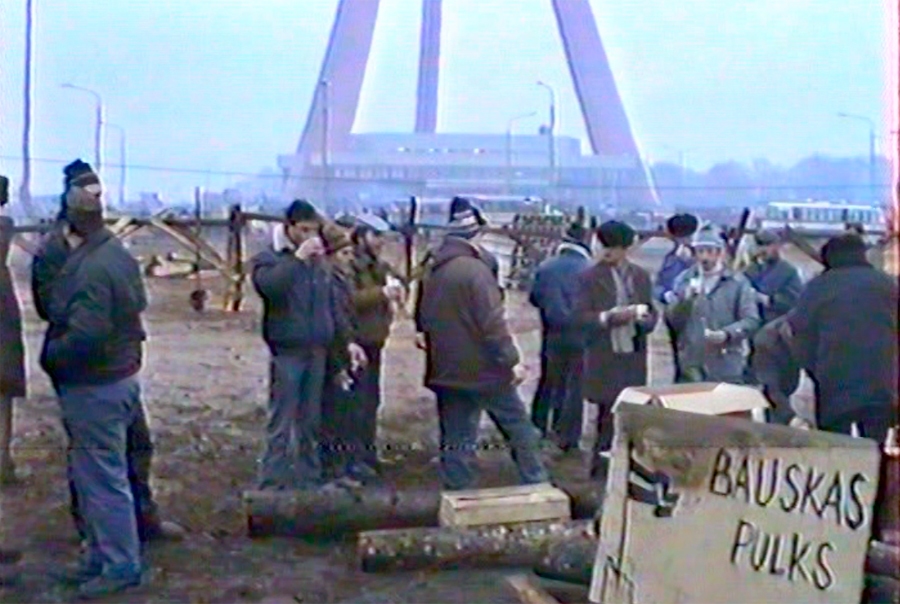 Kadrs no Jura Brinķa filmētā materiāla 1991. gada janvārī. Bauskas puses ļaudis sargāja Latvijas Televīzijas torni.