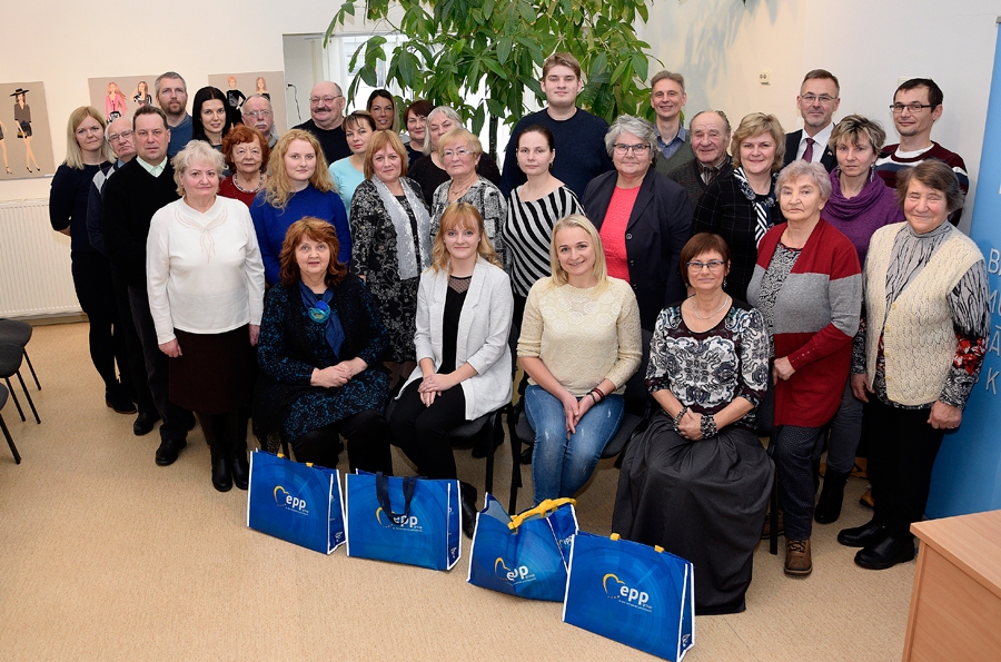 Konkursa «Eiropas Parlamenta eksperts» pareizo atbilžu iesūtītāji, politiķis Aleksejs Loskutovs (pēdējā rindā otrais no labās) un laikraksta «Bauskas Dzīve» galvenā redaktore Anita Rozentāle (pirmajā rindā no labās). Izlozē veicās Ilzei Arājai (pirmajā rindā sēž no kreisās), Evijai Blumbergai, Karinai Pehai un Guntim Šlosbergam (nav attēlā).
Autors: Ivars Bogdanovs