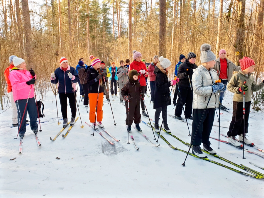 Sacensībās pulcējās 31 dalībnieks. Jaunākajam slēpotājam Klāvam Kampusam ir astoņi gadi, vecākajam Zigfrīdam Bukovskim – 82 gadi.
