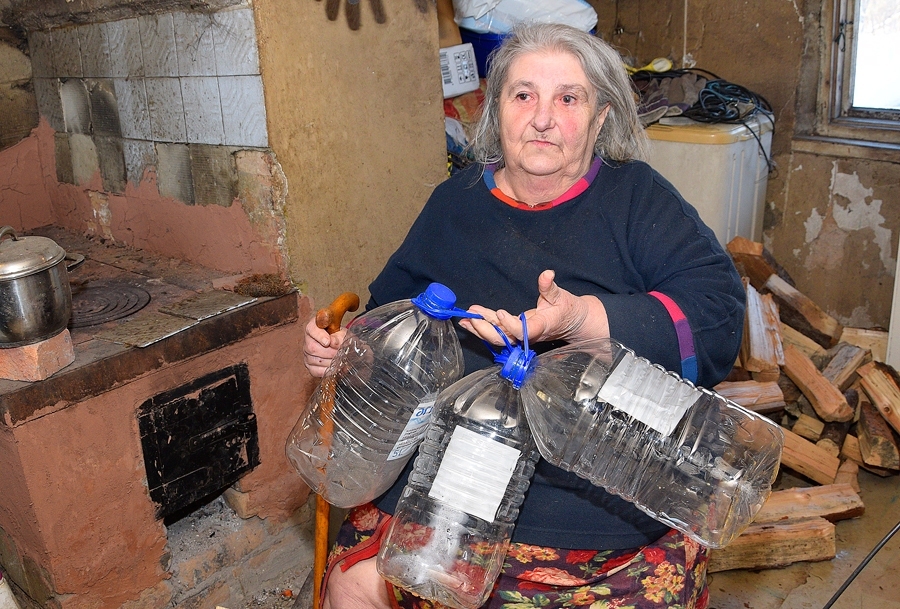 Astrīda Rubene rāda savus tukšos plastmasas «bandžoļus», kuri uz kādu brīdi tagad būs lieki. Šī vasara ir kā brīdinājums, ka situācija var atkārtoties.
Autors: Ivars Bogdanovs