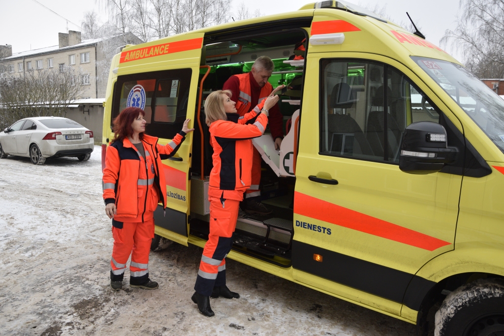 Veiktās pārmaiņas ievērojami atvieglo mediķu darbu sarežģītos apstākļos, jo dzīvību glābšanai nepieciešamais aprīkojums tagad novietots parocīgāk. Īpaši novērtētas ir jaunā tipa nestuves, kādas līdz šim atradās tikai Rīgas mediķu automašīnās. Nestuvju augstumu var regulēt, lai pacientu būtu ērti pārvietot, piemēram, no gultas uz nestuvēm, tās var transformēt, pielāgojoties katrai situācijai un pacienta vajadzībām.
Autors: Ivars Bogdanovs