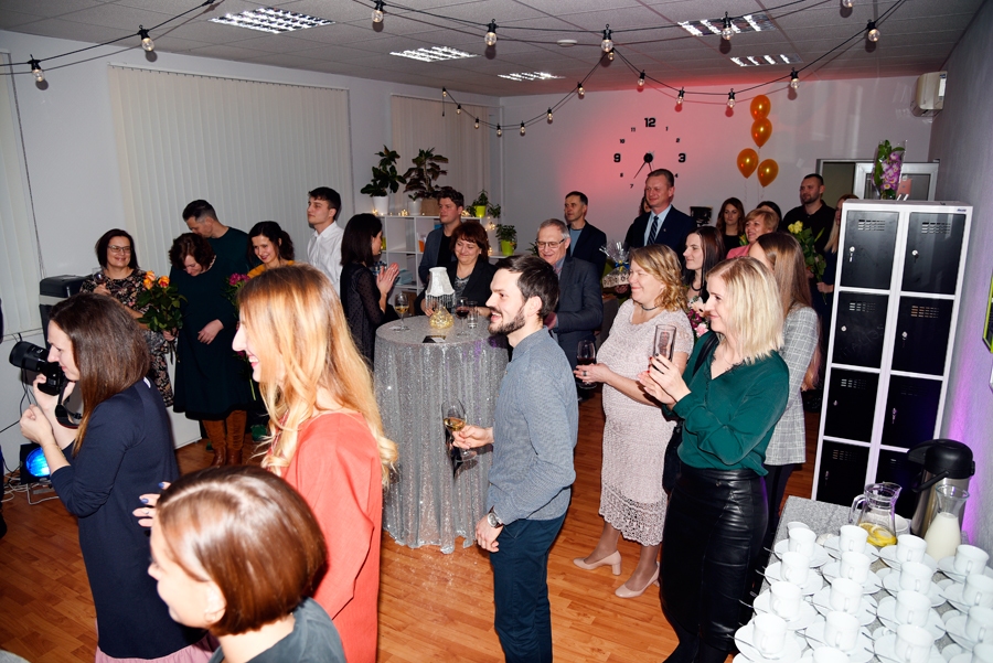 Kupls apmeklētāju pulks ieradās atzīmēt Bauskas biznesa inkubatora divu gadu jubileju.
Autors: Uldis Varnevičs