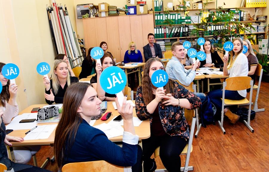 Bauskas Valsts ģimnāzijas 12.c klases jaunieši ar kartītēm atbild, vai dosies balsot Eiropas Parlamenta vēlēšanās 25. maijā.
Autors: Ivars Bogdanovs