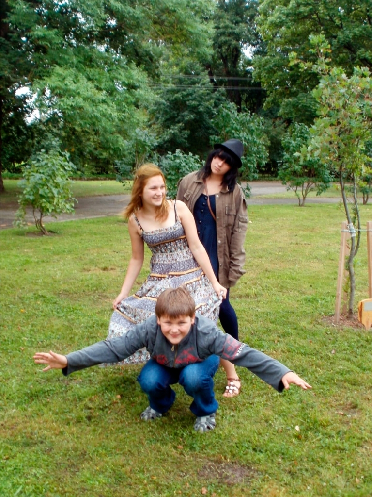 2012. gada 1. septembrī Uzvaras vidusskolā Krišjānis (priekšplānā), Kate un Liene.
Autors: no albuma