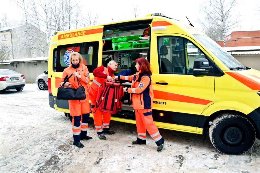 Ārsta palīdze Inese Ķince (no kreisās), šoferis Juris Jakutāvičs, ārsta palīdze Inita Klinceviča priecājas par jauno auto, kuru Bauskā pastāvīgi izmanto no 21. janvāra.
Autors: Ivars Bogdanovs