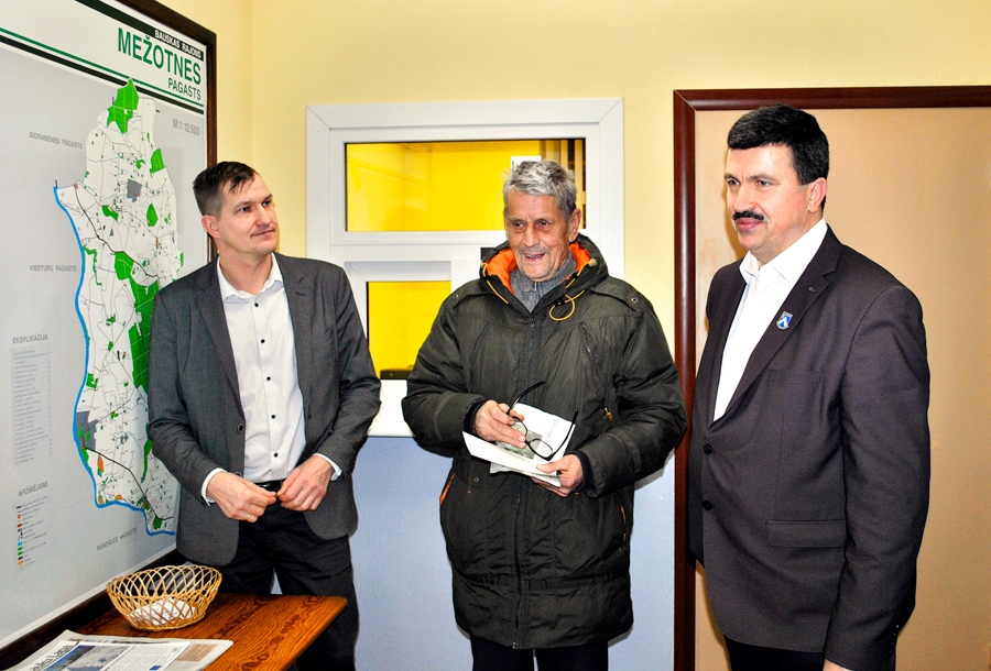 Uz tikšanos Mežotnē ar Bauskas novada domes priekšsēdētāju Arnoldu Jātnieku (no labās) bija ieradies zemnieks Jānis Dzelzkalējs (vidū) izteikt savas rūpes. Tās uzklausa arī Mežotnes pagasta pārvaldes vadītājs Zigurds Kalējs.
Autors: Ruta Keiša