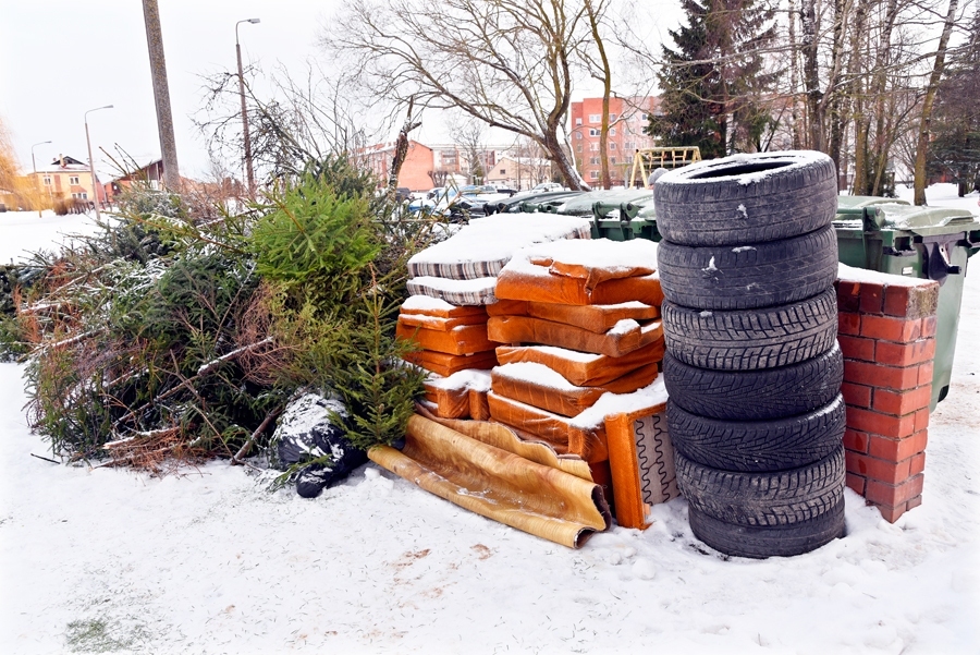 Zaļās ielas 11./3. nama pagalmā jau divus gadus stāv četri citu māju atkritumu konteineri, izmet arī citus atkritumus.
Autors: Uldis Varnevičs