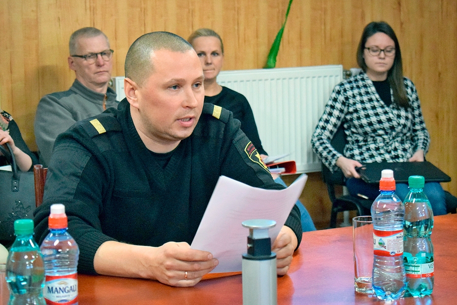 Ivars Sproģis (priekšplānā), Ēvalds Čerpinskis un Ina Lukjaņina (aiz I. Sproģa) labprāt uzklausītu idejas sportisko aktivitāšu dažādošanai pagastos.
Autors: Žanna Zālīte