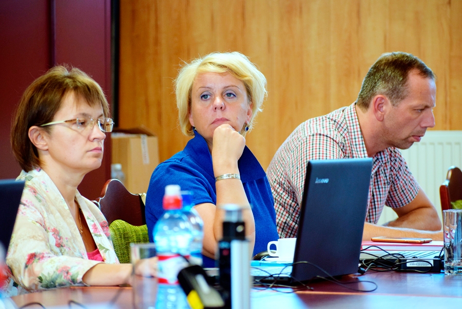 Vecumnieku novada domes deputāte Liene Batņa (vidū), kas ievēlēta no Zaļo un Zemnieku savienības saraksta, vērsusies ar iesniegumu pašvaldībā, jo nolēmusi pirms laika izbeigt savas deputātes pilnvaras.
Autors: Žanna Zālīte