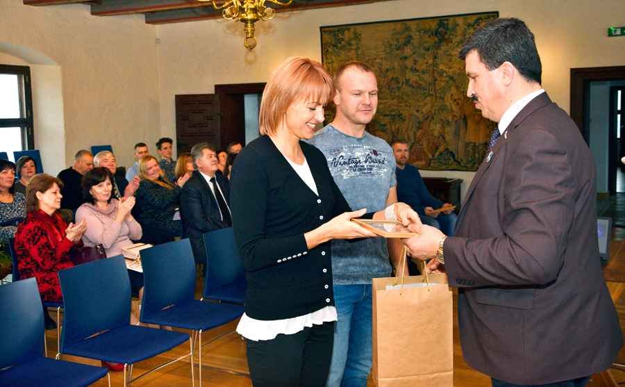 Raivi Krastiņu un viņa dzīvesbiedri no Ceraukstes pagasta sveic Bauskas novada domes priekšsēdētājs Arnolds Jātnieks.
Autors: Ivars Bogdanovs