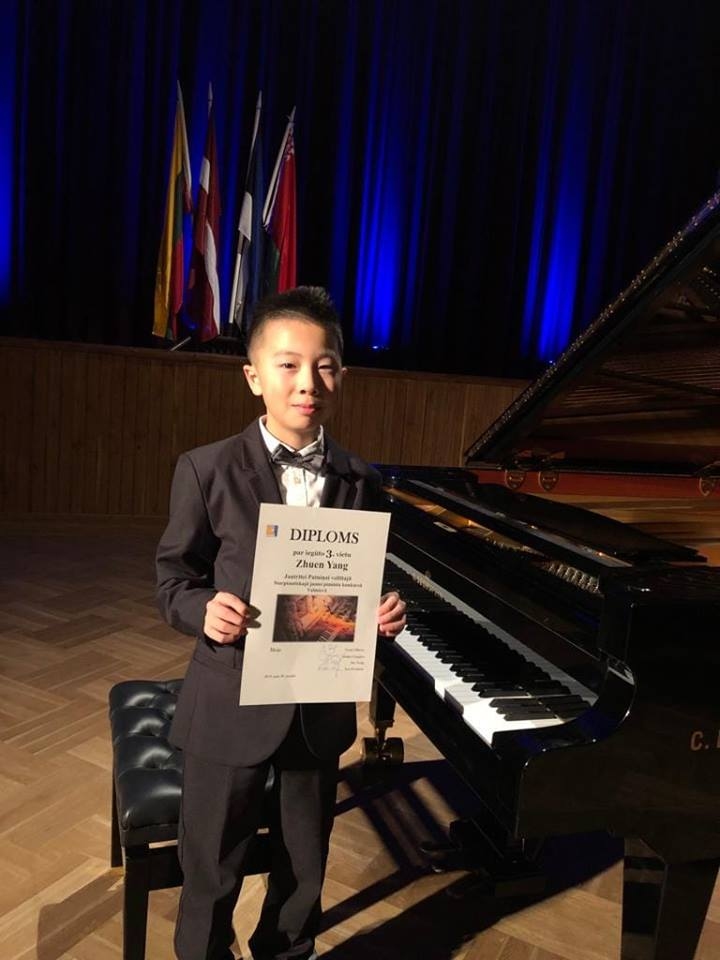 Mūsu jaunā pianista Zhuena Janga (Enzo) sniegums ļoti sīvā konkurencē novērtēts ar trešās vietas diplomu starptautiskajā jauno pianistu konkursā Valmierā.
Autors: No albuma.