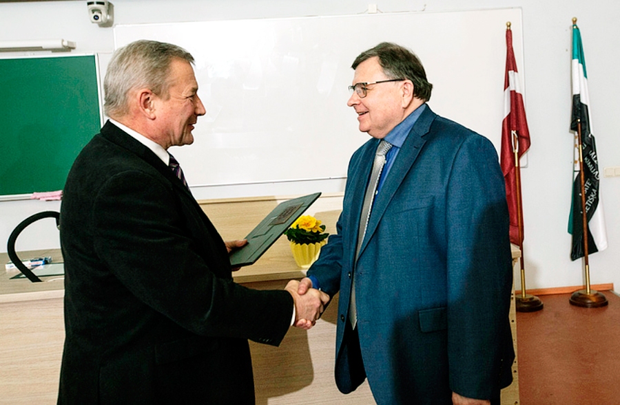 Mihails Gorskis, Iecavas vidusskolas ķīmijas skolotājs (no labās), par izcilu darbu, sagatavojot skolēnus ķīmijas studijām, saņēmis Rīgas Tehniskās universitātes (RTU) zinātnieces Emīlijas Gudrinieces vārdabalvu, ko RTU piešķir sadarbībā ar Latvijas Zinātņu akadēmiju.
Autors: Eduards Lapsa, RTU