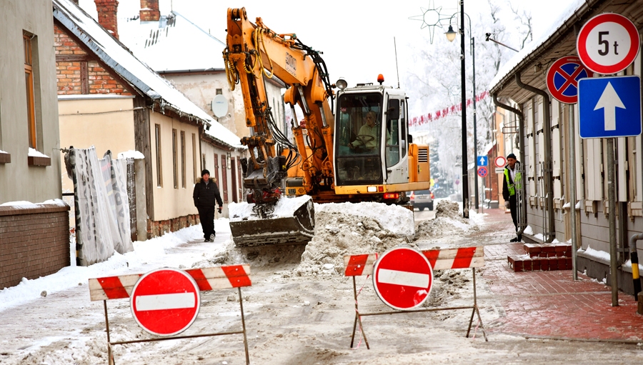 Bauskā sniega izvešana nav viegls darbs – šaurajā Viļa Plūdoņa ielā ekskavatoram ir ļoti grūti strādāt.
Autors: Uldis Varnevičs